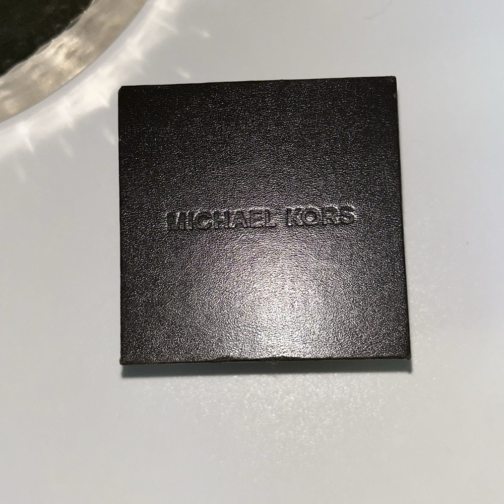 Michael Kors watch, in great construction, needs new batteries. - Picture 5 of 14